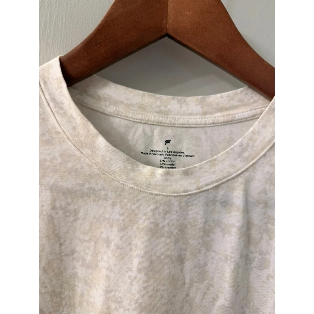 Fabletics Crewneck T-Shirt Mens Small Cream Tan Marble Print Short Sleeve Tee